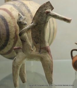 Musée archéologique - Florence. Cavalier à cheval.  Antiquité grecque. 700 à 650 avant notre ère
