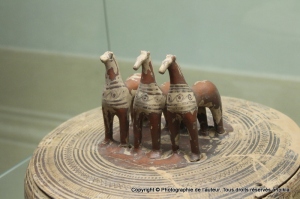 Musée archéologique - Florence. Couvercle de pyxide avec des chevaux. Antiquité grecque. 760 -750 avant notre ère