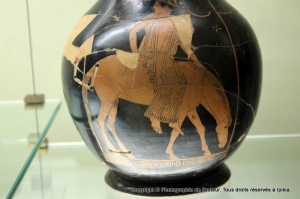 Musée archéologique - Florence. Oénochoé représentant Selene à cheval.  Antiquité grecque. 460 - 450 avant notre ère. 