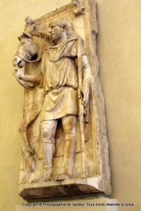Galerie des Offices - Florence. Relief d'un cheval et de son cavalier. Antiquité romaine. Premier quart du IIe siècle.  